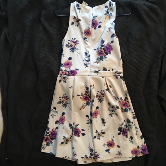 Dress - Picture 5 of 9